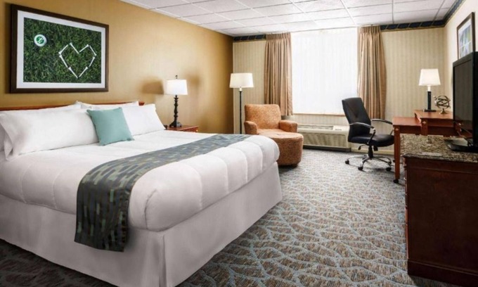 Cheat Lake Apartamento | Studio w Pool, BBQ Area & Spa at Lakeview Golf Hotel