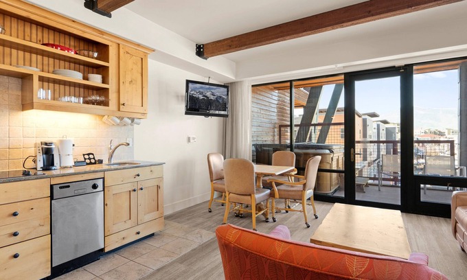 Kimball Junction Condominio | Studio w/Private Hot Tub, Great Views, Fireplace & King Bed | Walk to Dining