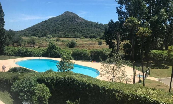Mandelieu-La-Napoule Apartamento | Studio with pool at the foot of Esterel