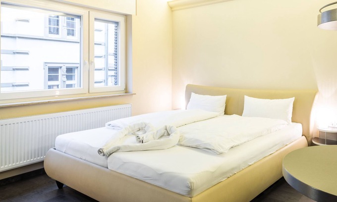 Heidelberg Apartamento | Studio with a fully equipped kitchen and a modern bathroom