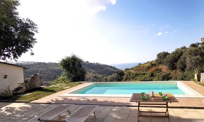 Pompeiana Apartamento | Casa vacacional decorado en tonos azules. Junto a la piscina con vistas al mar