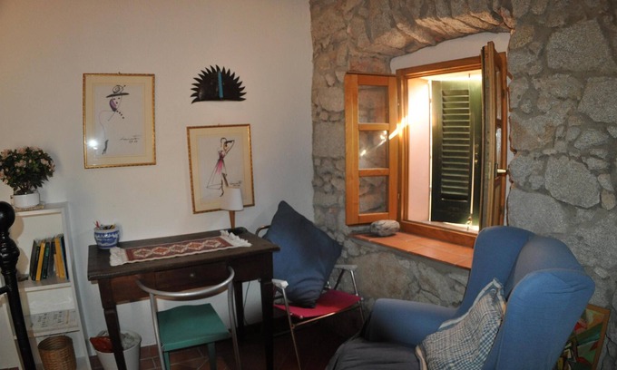 Marciana Casa | Estudio con muebles elegantes.