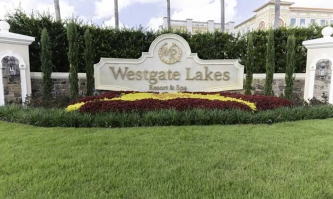 Florida Central Atlantic Coast Complejo | Studio with king-size bed + queen sleeper in a luxury resort near attractions.