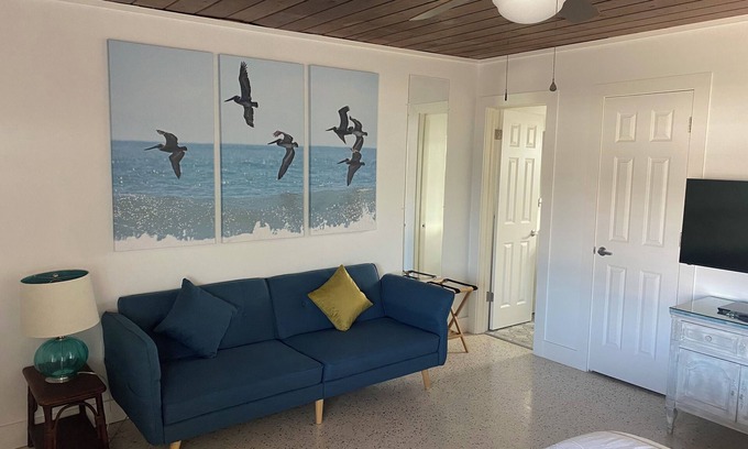 Melbourne Beach Apartamento | Studio with kitchen and steps from beach access steps in Melbourne Beach Florida