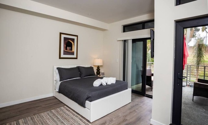 Bankers Hill Apartamento | Studio with Large Balcony- San Diego Gateway