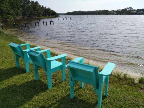 New Warrington Apartamento | Studio with Private Beach on Bayou Grande
