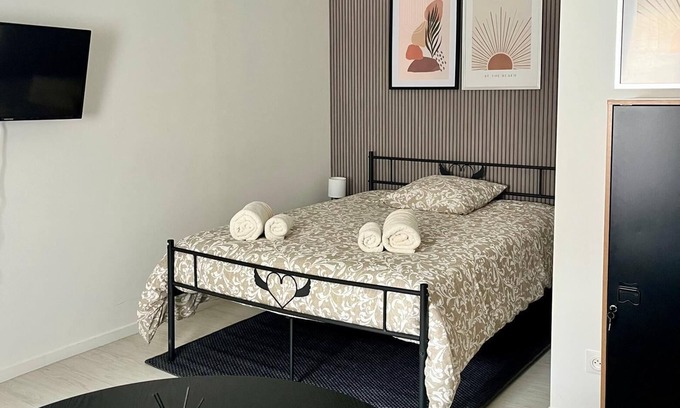 Cambrai Apartamento | Studio with private courtyard 3 minutes from downtown Cambrai