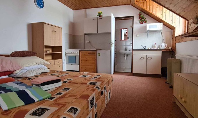 Jetrichovice Apartamento | Apartamento vacacional con jardín privado y piscina cubierta