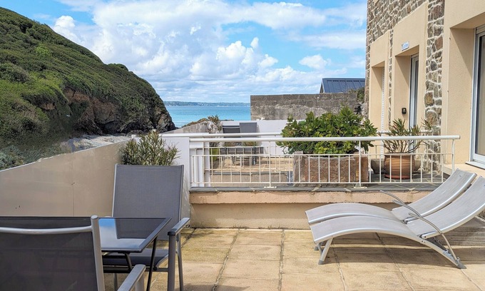 Planguenoual Apartamento | Studio with sea view - close to restaurants and the port