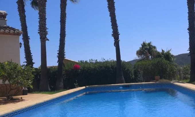 Ador Apartamento | Estudio con impresionantes vistas al mar y montañas con piscina privada y jardín