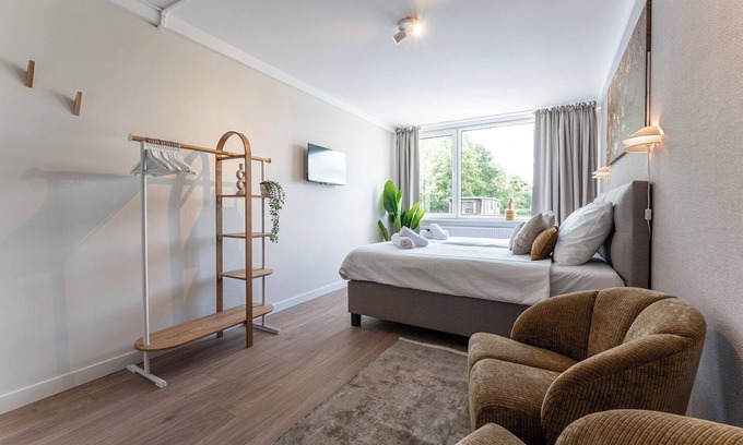 Municipality of Tilburg Apartamento | Study hard, relax harder. Stay near University Tilburg and enjoy fresh air and greenery right outside. Great value, shared facilities, and a peaceful vibe — ideal for student life.