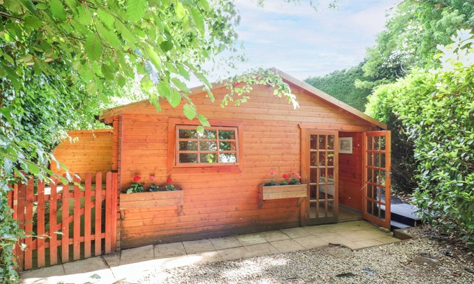 Longborough Cabaña | STUMPS CROSS LODGE, pet friendly, with a garden in Winchcombe