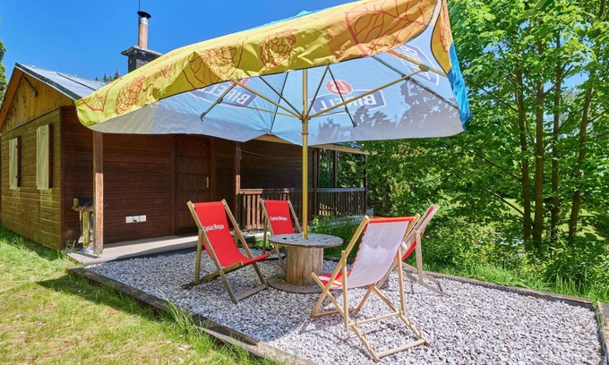 Mlade Buky Casa | Maravillosa casa de vacaciones privada con WIFI, piscina, TV, patio y mascotas permitida