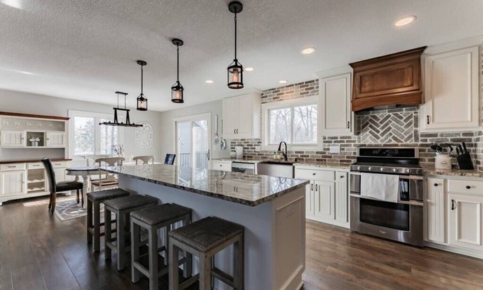 Excelsior Casa | Stunning 1 Acre Farmhouse Great Lake Location