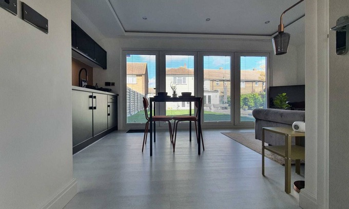 Grays Cabina | Stunning 1 King bed Cabin in Grays