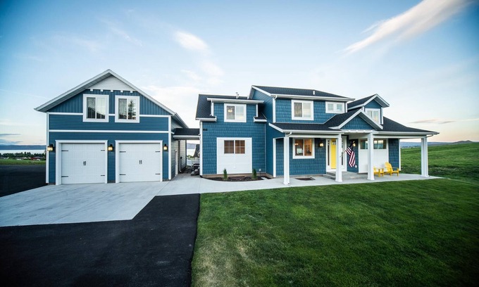 Garden City Casa | Stunning 10 bedroom Lakeview Retreat! In the middle of Garden City! Ideal Beach!