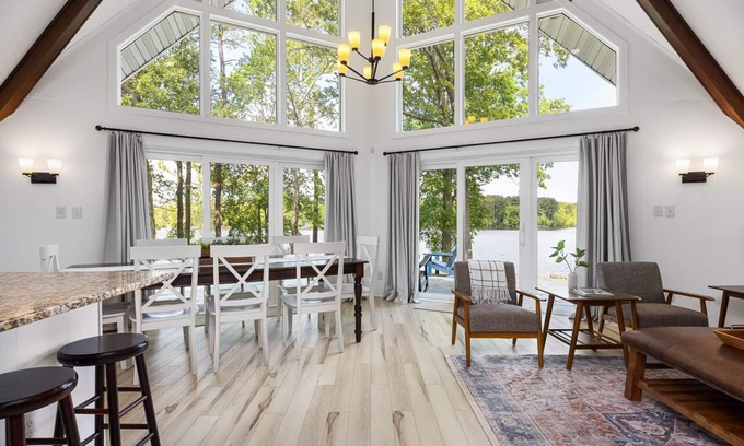 Henderson Casa | Stunning 180° Lake Views, Kerr Lake Retreat