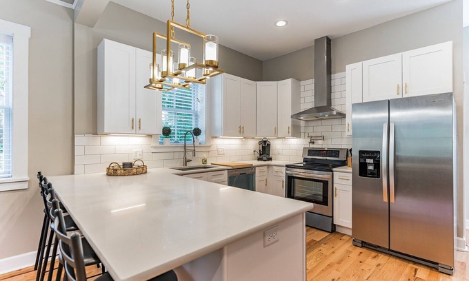 St. Charles Historic District Casa | Stunning 1890's Home - Sleeps 8!