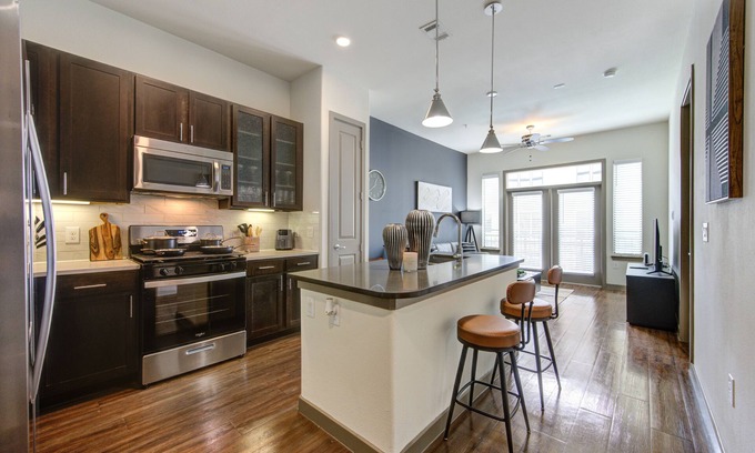 Energy Corridor Apartamento | Stunning 1bd suite with warm and bold interiors, great amenities, & a pool view.