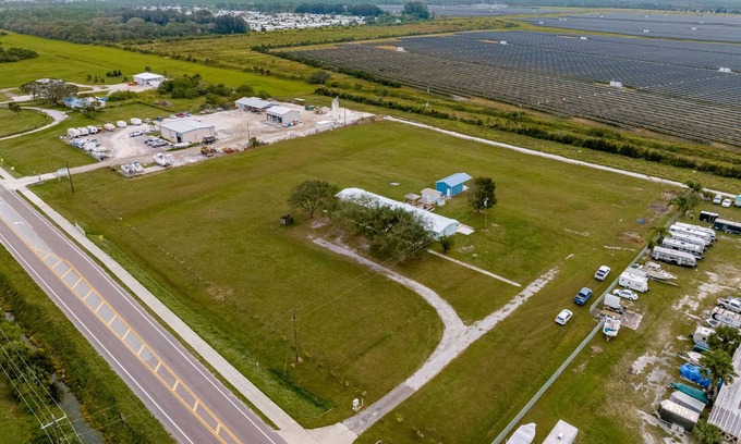 Barefoot Bay Apartamento | Stunning 2/1 apt. on 4 acres