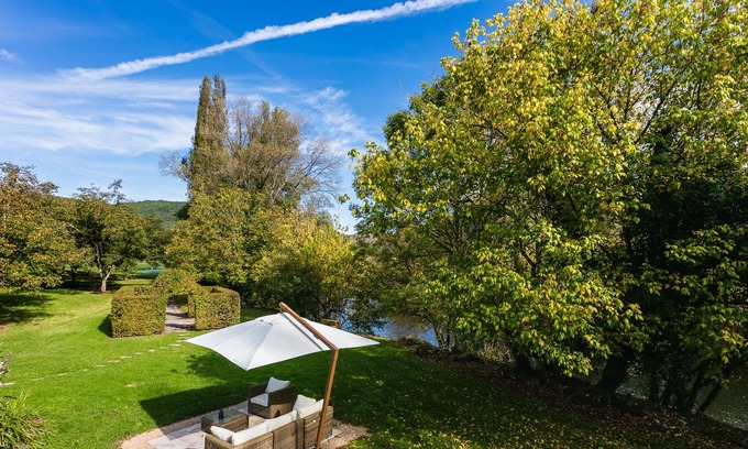 Carlux Casa | Stunning 2-Bed restored House privert river view