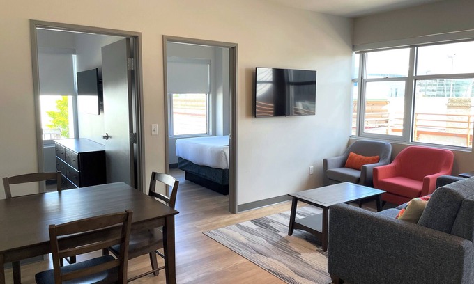 Riverside Apartamento | Stunning 2 Bed Travel Apartment in the Heart of Spokane's Restaurant Scene