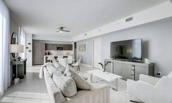 Survey Creek Casa | Stunning 2 bedroom townhouse - STEPS to the beach!
