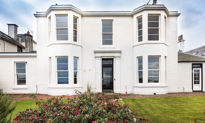 North Berwick Apartamento | Stunning 2 bedroom property with outstanding sea views, beautiful private garden and parking.