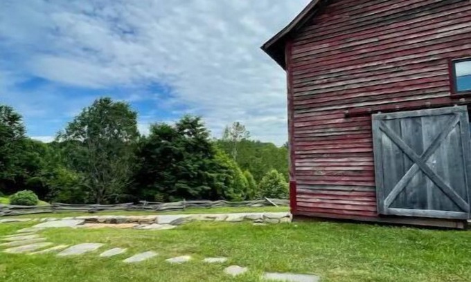 Oakpark Casa | Stunning 2-bedroom Bank Barn with Indoor Fireplace