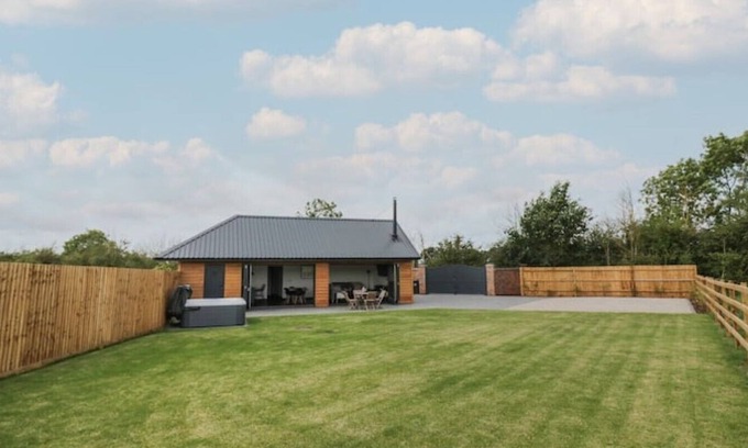 Priors Marston Otro | Stunning 2 Bedroom Barn with Hot Tub