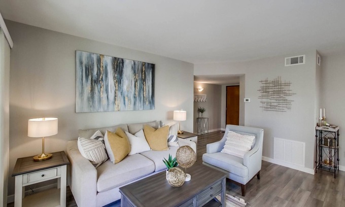 Rancho Bernardo Condominio | Stunning 2 bedroom condo in 55+ Oaks North Village! Read Description first!
