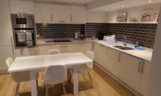 Southbourne Apartamento | Stunning 2 bedroom apartment, sea view & 2 minutes to beach. Sleeps 6 people.