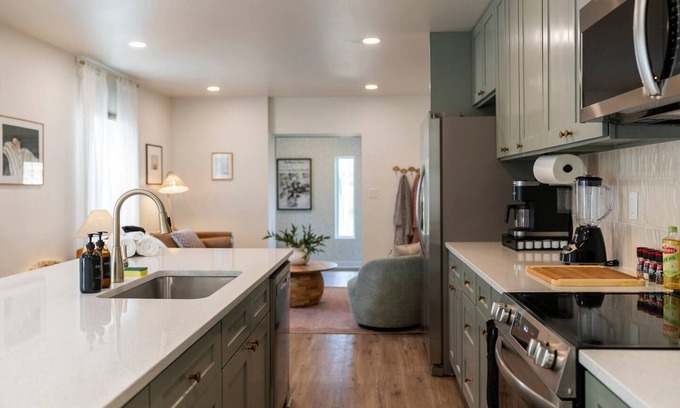 Clintonville Apartamento | Stunning 2 BR - Parking and Walk to Park