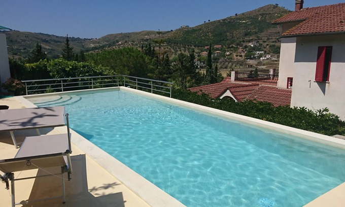 Laureana Cilento Villa | Impresionante villa de 2 pisos con piscina y cancha de tenis