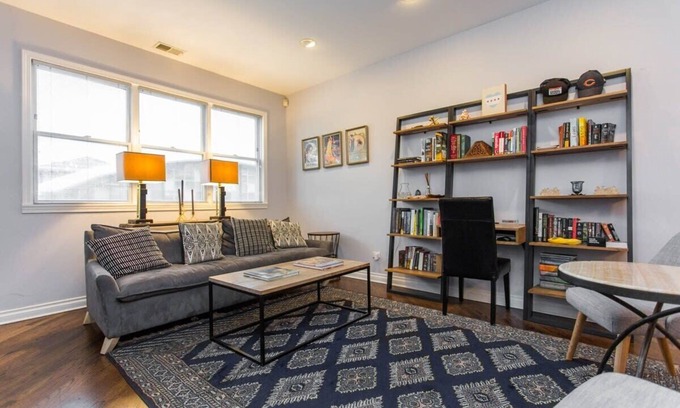 Noble Square Apartamento | Stunning 2 Floor Apt with Rooftop - view of Loop!