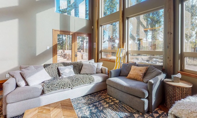 Granby Casa | Stunning 2-level mountain chalet with views, firepit & game room tables