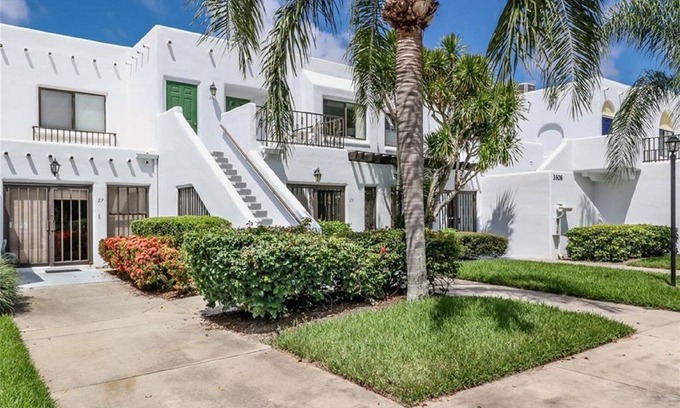 Central Naples Condominio | Impresionante condominio 2BR / 2BA en el corazón de Nápoles