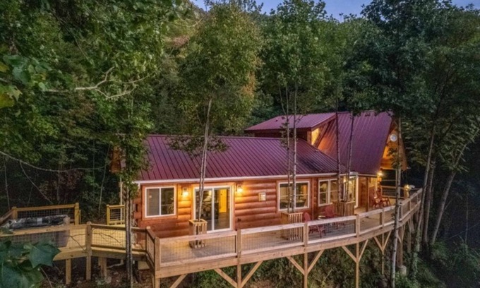 Waynesville Cabina | Stunning 2BR Cabin with Mountain Views