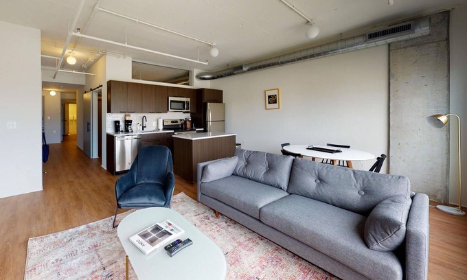 Eisenhower East Apartamento | Stunning 2BR in The Foundry Near Old Town w/ Gym