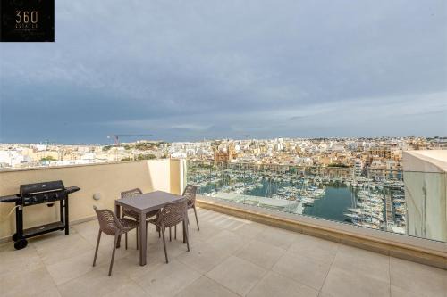 Pieta Apartamento | Stunning 2BR penthouse with harbour view & BBQ by 360 Estates
