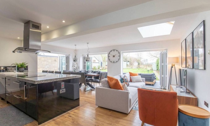 Mangotsfield Casa | Stunning 3 Bed 2 Bath Detached Village Home