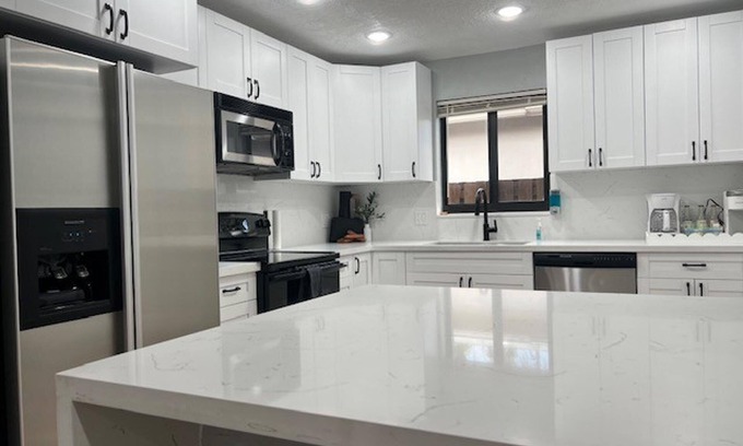Hollywood Hills Casa | Stunning 3-bed House in Hollywood With hot tub