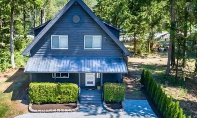 Gold Bar Cabina | Stunning 3 bed Skykomish Riverfront Cabin with breathtaking views