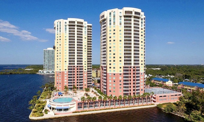 East 1st Street Condominio | Impresionante condominio de 3 dormitorios y 2 baños con vista al río Caloosahatchee