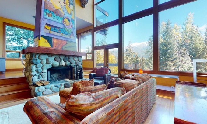 Blueberry Hill Casa | Stunning 3 Bedroom / 3.5 Bathroom Blueberry house with breathtaking Mountain Views
