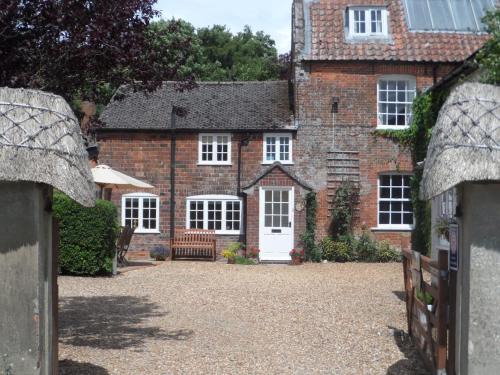 Enford Casa | Stunning 3 bedroom 3 bath self catering cottage nr Stonehenge, Longleat, Avebury and Bath