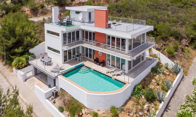 Figueira Villa | Impresionante villa de cristal de 3 dormitorios con vistas panorámicas y piscina infinita