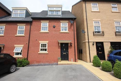 Castleford Casa | Stunning 3 bedroom home with free parking, free wifi and Netflix, Company workers welcome short term and long term