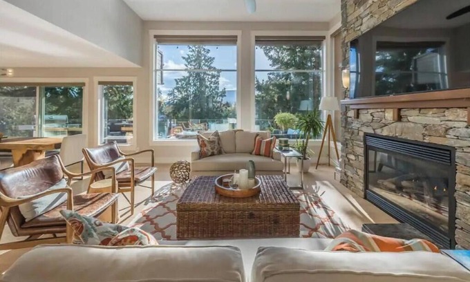 Regional District of Nanaimo Casa | Stunning 3 Bedroom Lakefront Villa in the City