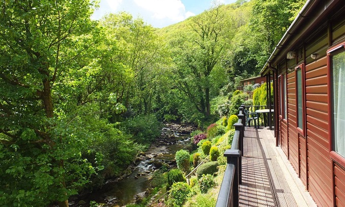 Lynton Cabina | Stunning 3 bedroom lodge overlooking the West Lyn River.